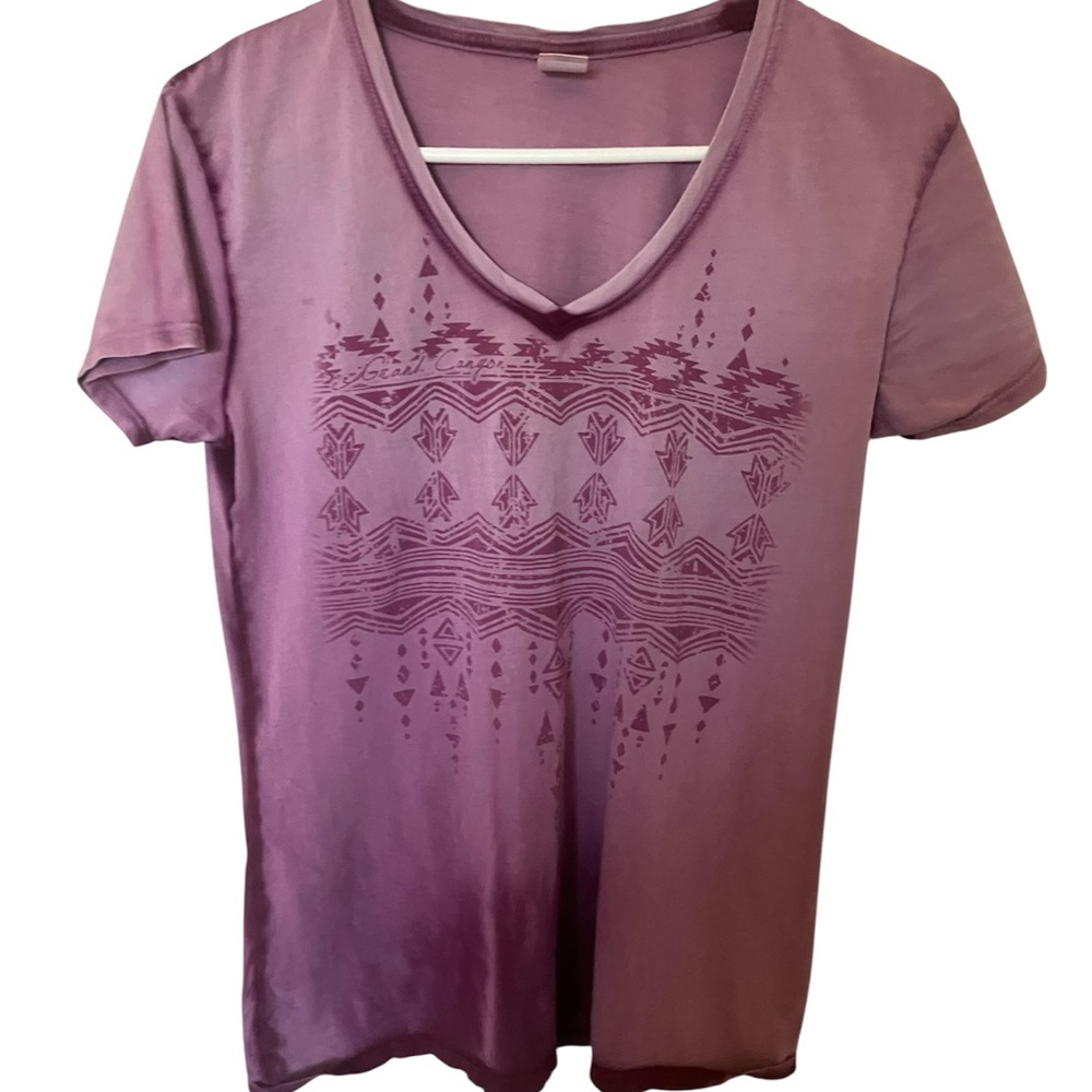 Trendy V-Neck Graphic Tee in Purple